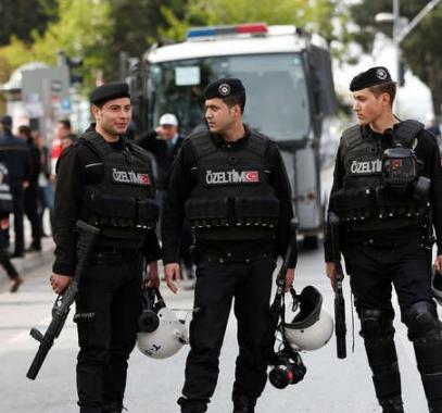تركيا تعتقل 12 شخصاً للاشتباه بعلاقتهم مع 