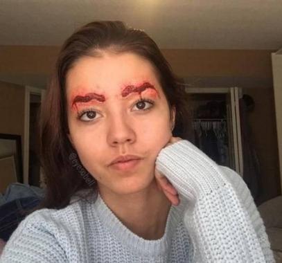 بالصور :  هذه الفتاة أثارت الرعب بسبب قطعها لحاجبيها لتصبح على الموضة!