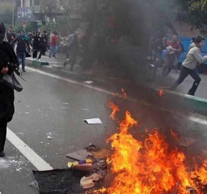 إيران تعتقل 29 شخصا بتهمة إثارة بلبلة اقتصادية 