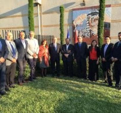 سانتياغو إزاحة الستار عّن لوحة خزفية للشهيد ياسر عرفات في ذكرى استشهاده.jpg