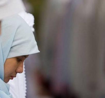 استاذ أمريكي يعتذر لطالبة مسلمة بعدما عايرها بإسلامها!