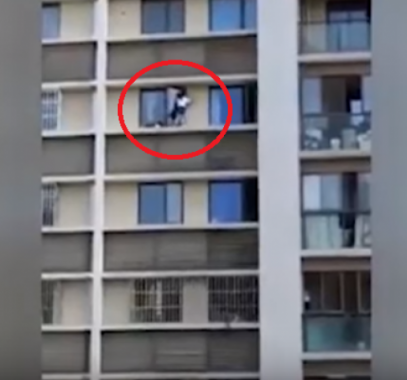 بالفيديو : طفلين يسيران على حافة نافذة بالطابق الـ 11 بطريقة مرعبة!