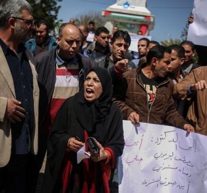 بالفيديو: موظفو السلطة بغزة يُحملون الرئيس مسؤولية عدم صرف رواتبهم