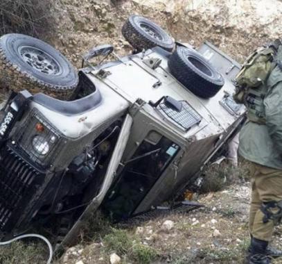 إصابة 4 من جنود الاحتلال جراء انقلاب جيب عسكري.jpg