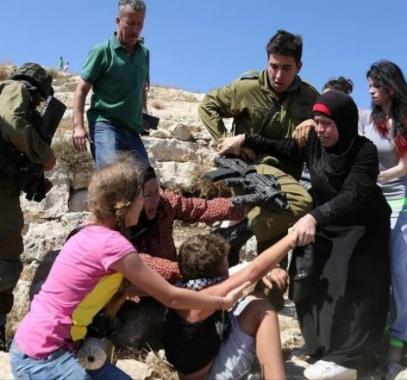 الاحتلال يمدد اعتقال عهد التميمي ووالدتها حتى الخميس.jpg