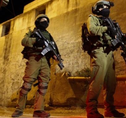 الاحتلال يعتقل حارسًا بالأقصى ويفرج عن 3 آخرين