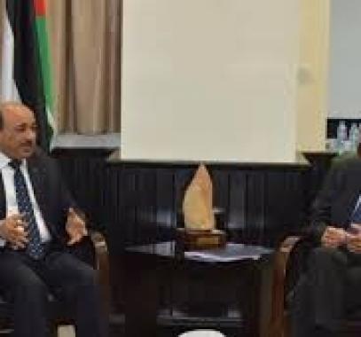 الحساينة يبحث مع القنصل الإيطالي تطورات العمل في البرج الإيطالي.jpg