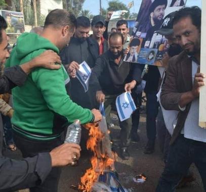 عراقيون يحرقون علم إسرائيل  2.jpg