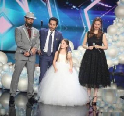 بالصور: أحمد حلمي يمشي على طاولة الحكام... والسبب!
