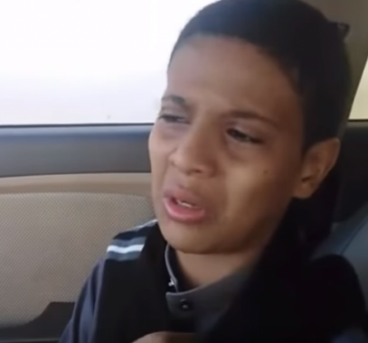 بالفيديو :  طفل سعودي يشكو تعنيف والده ويصفه بالمريض النفسي!!