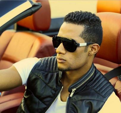 محمد رمضان يقود سيارته البي ام دبليو المكشوفة_0.jpg