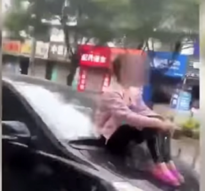 شاهدوا : جلست على سيارة زوجها ورفضت النزول...لن تصدق السبب!