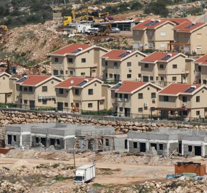 وزير الاستيطان يطالب غانتس بعدم المصادقة على مشاريع بناء للفلسطينيين في منطقة 