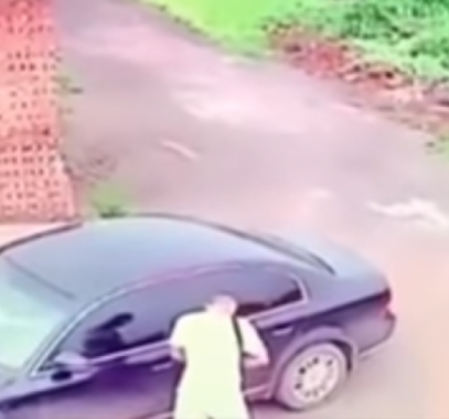 بالفيديو : حاول سرقة سيارة... لكنّه تفاجأ بما كان السائق يفعله بداخلها!