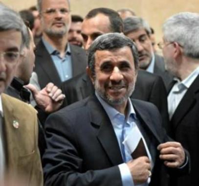 أحمدی نجاد يقدم طلباً للترشح للانتخابات الرئاسية بإیران.jpg