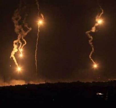 جيش الاحتلال يُطلق قنابل الإنارة على شاطئ شمال غزّة