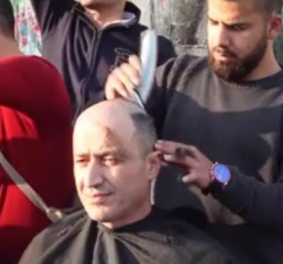 بيت لحم 15 متضامنا يحلقون رؤوسهم تضامنا مع الأسرى.jpg