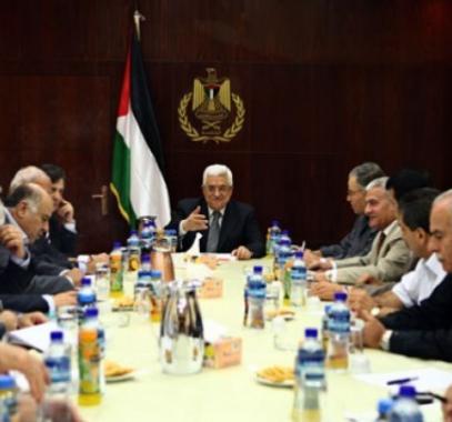 إحالة دفعة جديدة من موظفي السلطة العسكريين والمدنيين بغزة للتقاعد المبكر