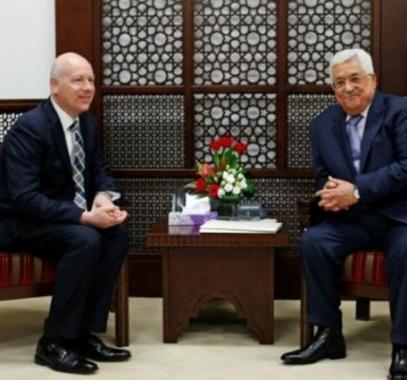 عباس والمبعوث الامريكي.jpg