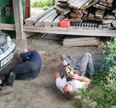 بالفيديو : أُغمِيَ عليه عندما رآى صديقه يموت بعد أن فَقَدَ السيطرة على منشار خشب!