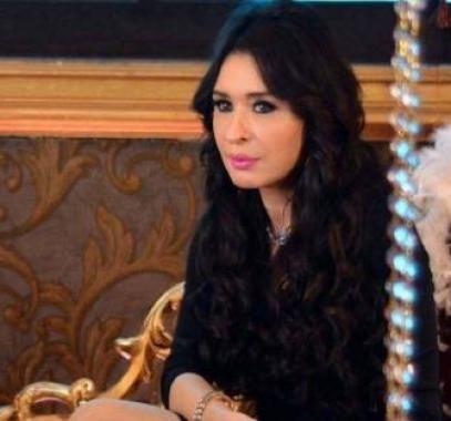 “السر” يعيد الراقصة دينا 22 عامًا للوراء