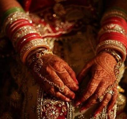 عروس هندية تُحطم رأس زوجها لهذا السبب الغريب!