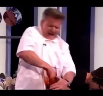 بالفيديو : طباخ شهير جدا تقطع يده على الهواء مباشرة!