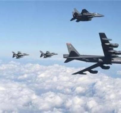 تحليق قاذفات أمريكية قرب سواحل كوريا الشمالية.jpg