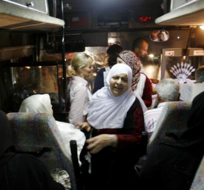 أهالي الأسرى يتوجهون لزيارة ذويهم في سجن 