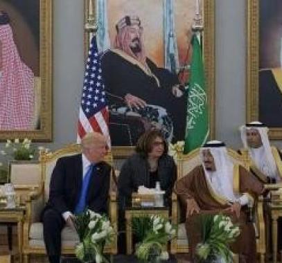 ..الملك سلمان يُعلم ترامب معنى هز فنجان القهوة العربية.jpg