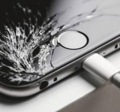 أبل تحل مشكلة شاشات آيفون المحطمة