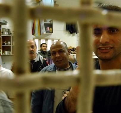 لهذا السبب.. إدارة السجون تعزل 8 أسرى بمعتقل 