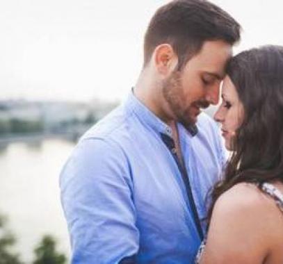 إذا أطال النظر الى هذا الجزء من جسمك.. فهو لا يرغب بعلاقة معك!