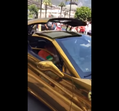 بالفيديو : أمير سعودي بسيارة مطلية بالذهب في شوارع فرنسا