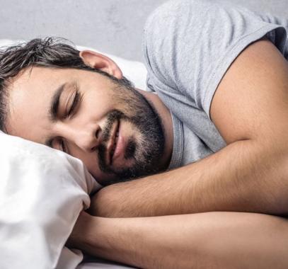 دراسة : رسائل الجسم 8 أسباب توقظك من نومك العميق في الليل