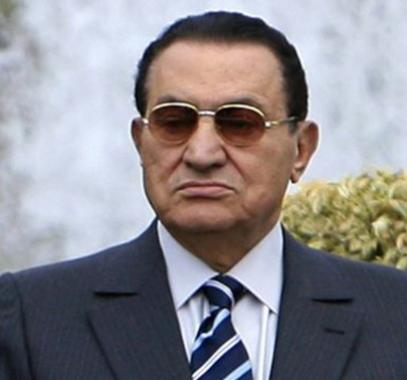 بالفيديو: الظهور الأول للرئيس المصري السابق حسني مبارك