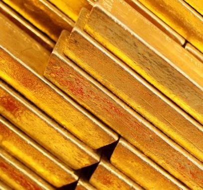 الذهب يهبط إلى أدنى مستوياته