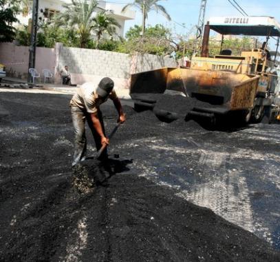 بلدية رام الله ترصف شارع المفكر تيسير العاروري