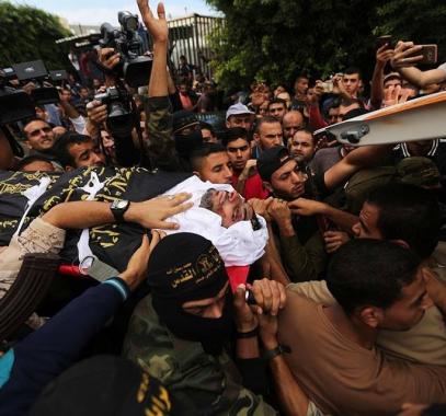 بالفيديو والصور: الجماهير الفلسطينية تُشيّع جثامين شهداء 