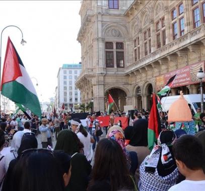 الآلاف يتظاهرون في النمسا وتركيا تنديدا بانتهاكات إسرائيل بحق المسجد الأقصى.jpg