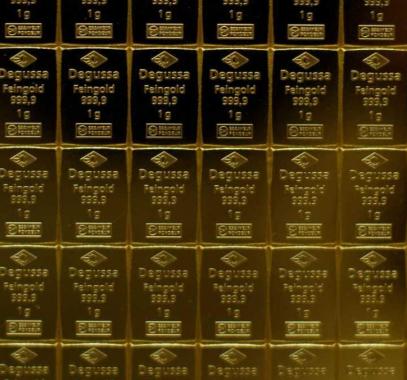 الذهب يتراجع مع ارتفاع الدولار