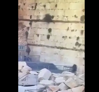سقوط حجر صخري كبير من حائط البراق