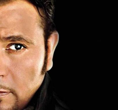 بالصور : محمد فؤاد بملابس غريبة وملامح تقدم العمر واضحة!