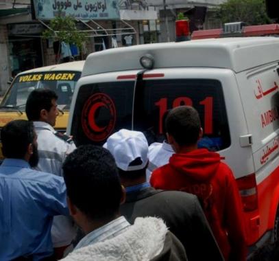 إصابة مواطن إثر انقلاب مركبته وسط القطاع