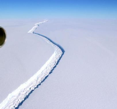 جبل جليدي ضخم يقترب من انفصال خطير عن 