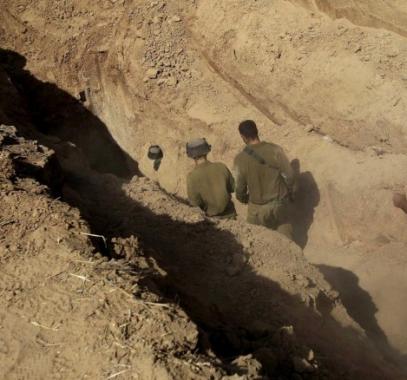 ضباط إسرائيليين كبار يتفقدون 
