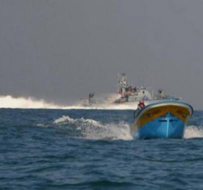 استهداف مراكب الصيادين قبالة سواحل غزة والوسطى
