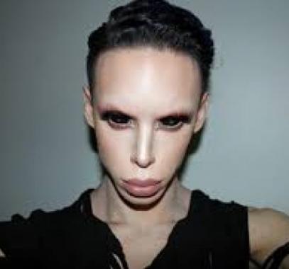 بالفيديو والصور : أنفق 50 ألف دولار ليتحول لهذا الشكل!