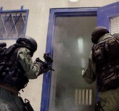 الأسرى منفذي عمليات طعن السجّان يروون تفاصيل الاعتداء ودافع الانتقام