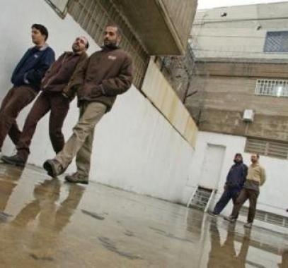 الاحتلال يحتجز أسيراً في البرد لمدة (22) ساعة